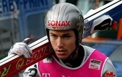 Der deutsche Skispringer Sven Hannawald geht am Sonntag (29.12.2002) in Oberstdorf beim Auftakt der 51. Vierschanzentournee mit seinen Skiern auf der Schulter zur Schattenbergschanze. Beim anschließenden Training übersprang er als Einziger die 120 Meter-Marke. (Fotograf: Matthias Schrader/dpa)