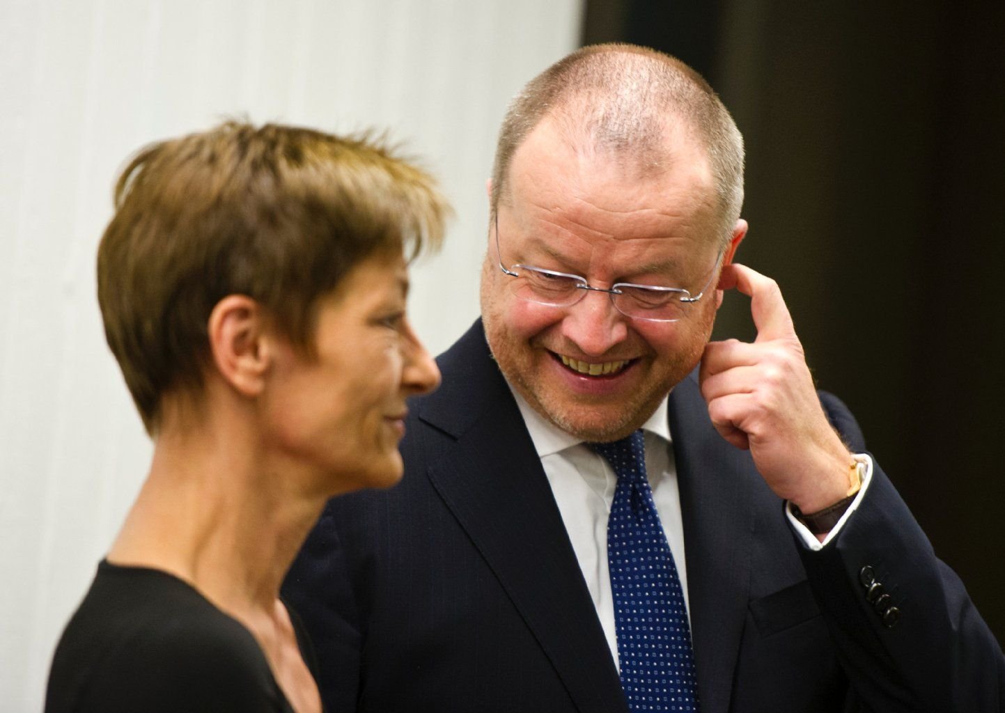 Der frühere Finanzchef von Porsche, Holger Härter, steht in Stuttgart (Baden-Württemberg) im Landgericht im Saal neben seiner Anwältin Anne Wehnert.