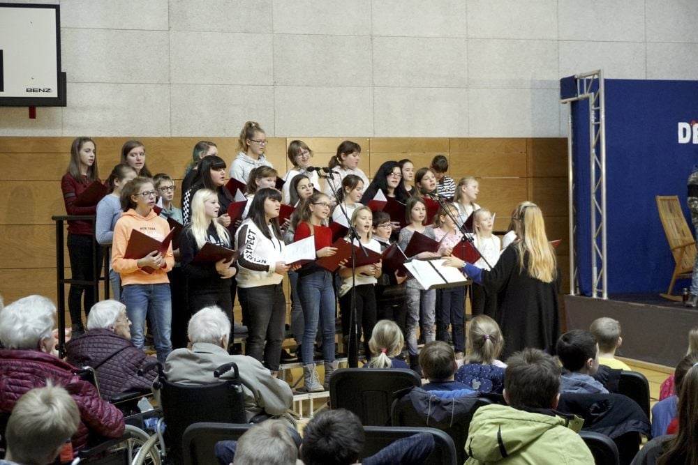 Der Schulchor wirkt auch beim Programm mit.