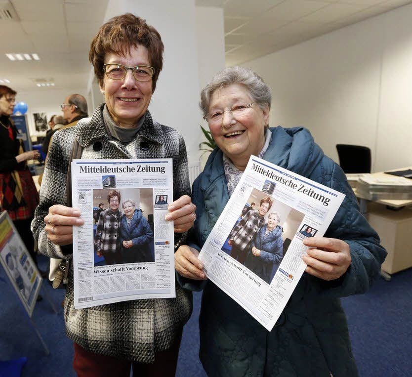 Silvia Merkel (li.) und Elisabeth Albrecht mit einem besonderen Erinnerungsbild.