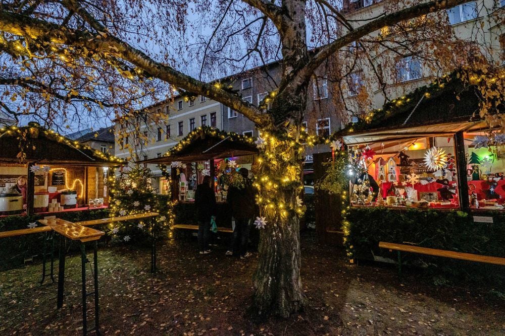 Zum Weihnachtsmarkt der Vereine wird in Wittenberg auf den nördlichen Kirchplatz am heutigen Freitag von 16 bis 22, am Sonnabend von 13 bis 22 und am Sonntag von 13 bis 18 Uhr eingeladen. Und natürlich öffnet der Weihnachtsmarkt, täglich von 11 bis 20 Uhr.
