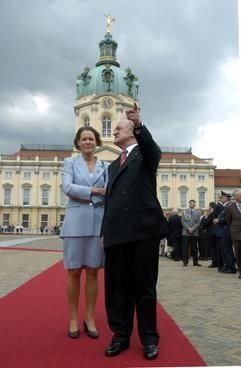 Bundespräsident Johannes Rau und seine Ehefrau Christina Rau stehen am Montag (21.06.2004) vor dem Schloss Charlottenburg in Berlin. Rau empfing anschließend mit der Generalgouverneurin von Neuseeland, Silvia Cartwright, erstmals einen Staatsgast in der ehemaligen Hohenzollernresidenz. Der eigentliche Amtssitz des Bundespräsidenten, Schloss Bellevue, wird saniert. (Foto: dpa)