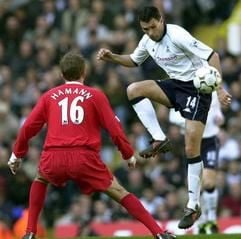 Dietmar Hamann (l) kämpft mit Gus Poyet von Tottenham im März 2003 um den Ball. Der deutsche Nationalspieler steht mit dem FC Liverpoolin der dritten Runde des UEFA-Cups mächtig unter Druck. (Foto: dpa)