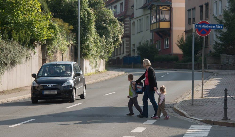 Diana Lessing und ihre beiden Kinder überqueren die Walpurgisstraße in Thale. Das ist sehr gefährlich, da Autos aus Friedrichsbrunn kommend, oft mit hoher Geschwindigkeit herangefahren kommen. Ein Fußgängerüberweg wäre durchaus sinnvoll.