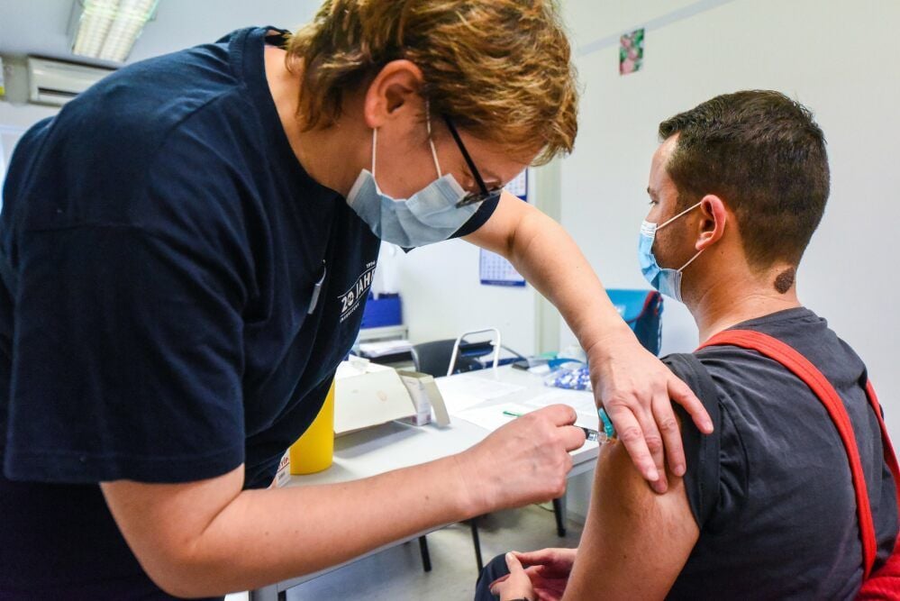 Werksärztin Brita Meyer spritzt Domo Mitarbeiter Matthias Neumann die Grippeschutzimpfung.