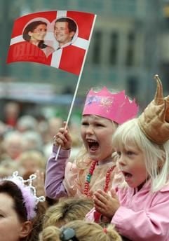 Als Prinzessinnen verkleidete Mädchen jubeln am Mittwoch (12.05.2004) auf dem Rathausplatz von Kopenhagen dem dänischen Kronprinzen Frederik und seiner Braut Mary Donaldson zu, die auf dem Balkon erschienen. Am Freitag (14.05.2004) werden der dänische Thronfolger und seine australische Verlobte getraut. (Foto: dpa)