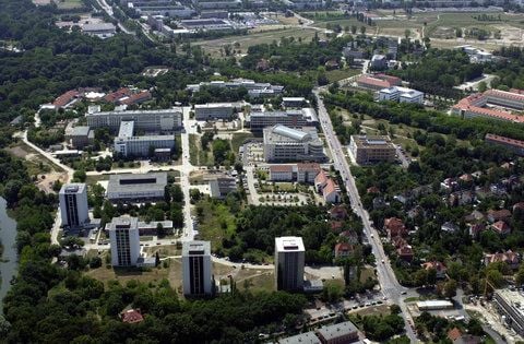 Luftbild des Campus am Weinbergweg in Halle, wo das Institut für Biochemie und Biotechnologie seinen Sitz hat.