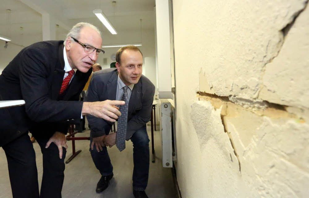 Die Kreistagsmitglieder Jürgen Weigelt (links) und Thomas Gruschka begutachteten die Schäden im Musikraum des Gymnasiums.