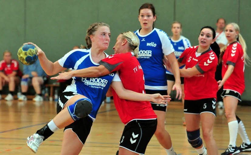 Christina Dreesen (am Ball) und der HC Burgenland wollen den Heimsieg.
