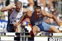 Roman Sebrle (r.) hat auf den 110 m Hürden einen kleinen Vorsprung vor Tom Pappas (l) (Foto: dpa)