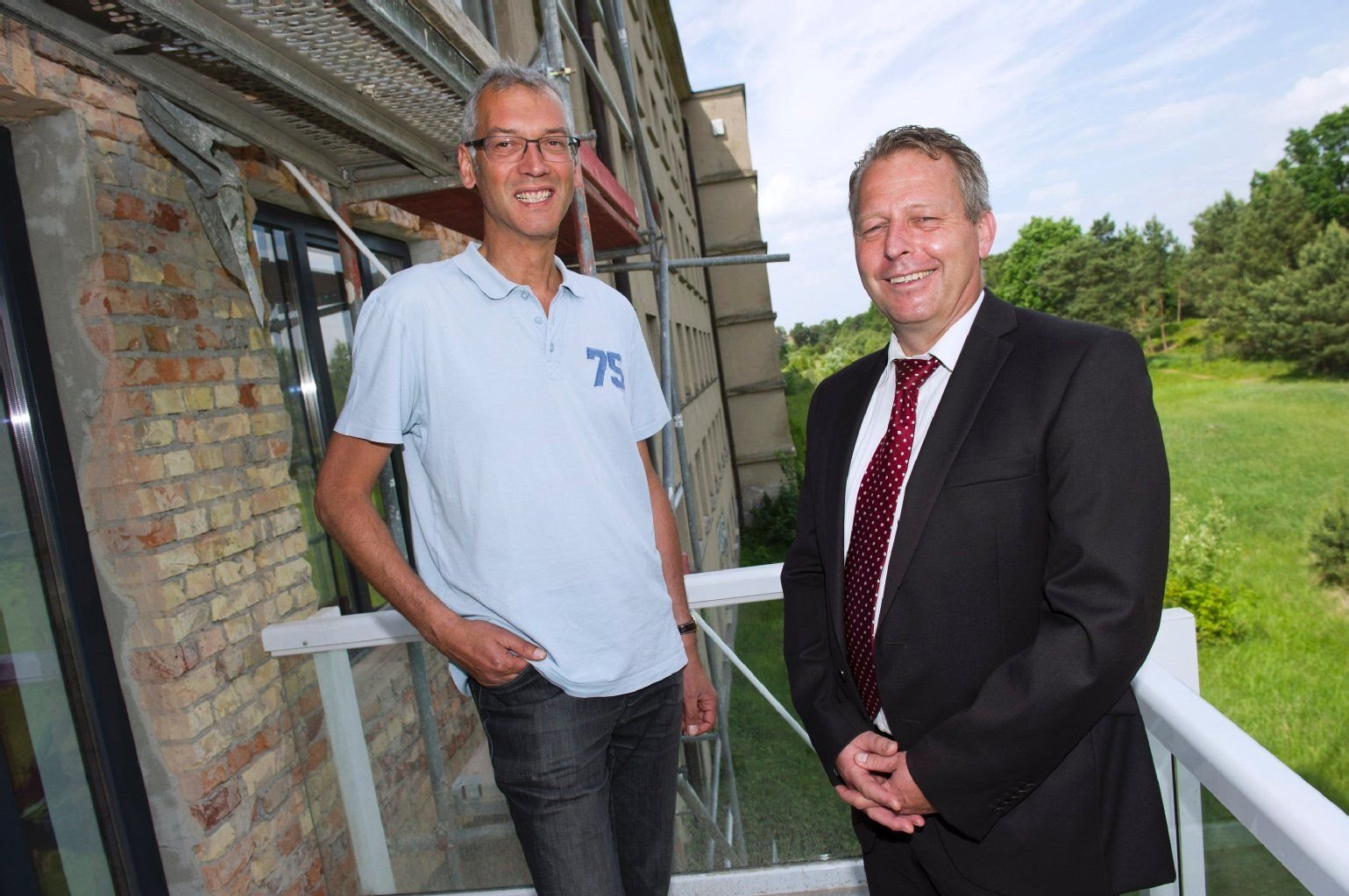 Die Investoren Axel Bering und Michael Jacobi (r) feiern am Block II Richtfest für die ersten Ferienwohnungen.