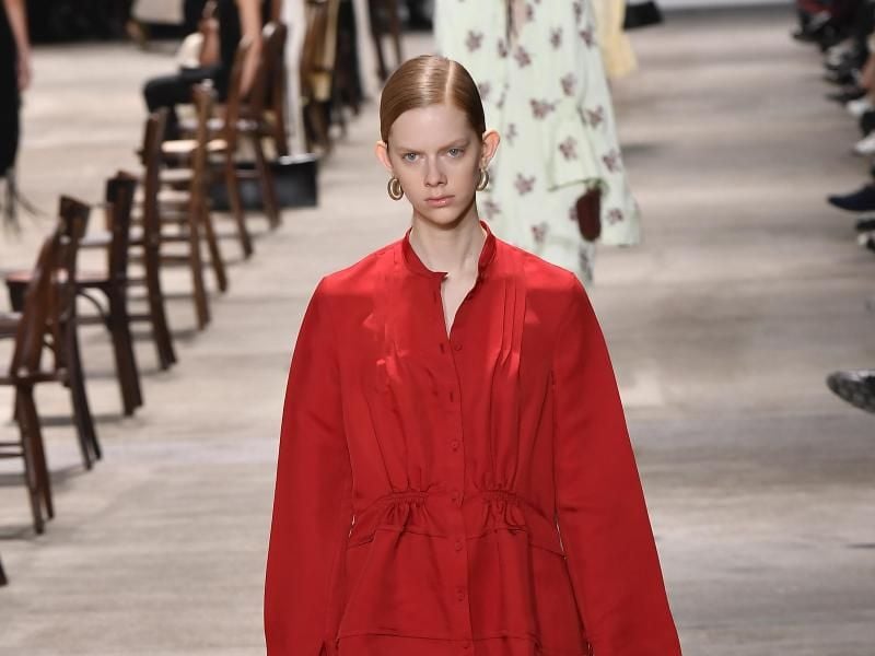 Ein Model präsentiert eine Kreation aus der Herbst/Winter Kollektion 2020 des Labels Jil Sander. Foto: Fashionpps/ZUMA Wire/dpa