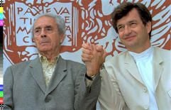 Der 81-jährige Italiener Michelangelo Antonioni (l.) und der 50-jährige Deutsche Wim Wenders präsentieren im September 1995 in Venedig ihren gemeinsamen Film «Jenseits der Wolken». (Archivfoto: dpa)
