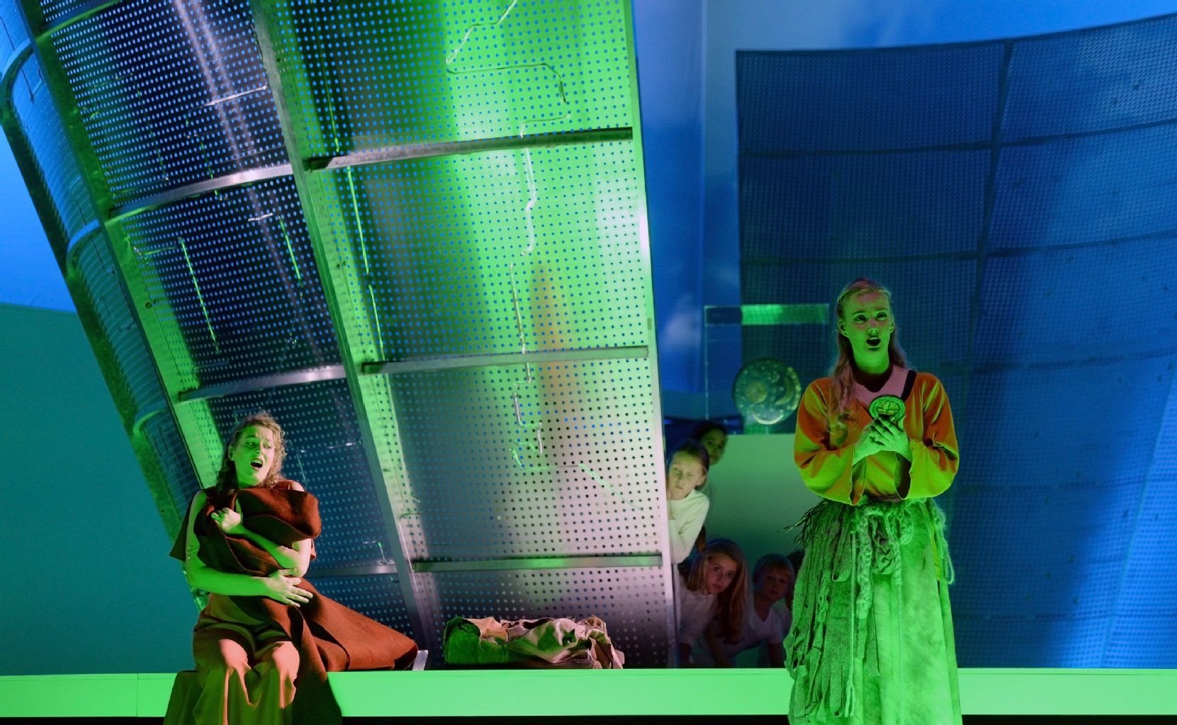 Die Opernsängerinnen Hiltrud Kuhlmann (l) und Sandra Maxheimer singen ein Duett aus dem Opern-Oratorium "Sky Disc".