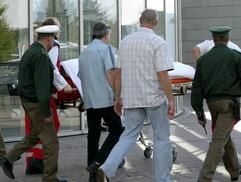 Ein Mann wird am Dienstag (16.09.2003) auf einer Trage aus einem Versandhaus in Pforzheim gebracht. Er war dort zuvor mit einem Samurei-Schwert Amok gelaufen. (Foto: dpa)