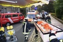 Feuerwehrmänner tragen am Montag Schutzanzüge zum Rathaus in Thale (Landkreis Quedlinburg). Ein im Briefkasten der Stadtverwaltung deponierter Briefumschlag mit der Aufschrift "Achtung Anthrax-Virus" löste in der kleinen Harzstadt Großalarm aus. Polizei, Rettungskräfte und Feuerwehr waren mit mit einem großen Aufgebot an Beamten vor Ort, stellten den mit dem Hinweis auf den gefährlichen Milzbrand-Erreger versehenen Briefumschlag, der gegenwärtig noch untersucht wird, unter Atemschutz und Sicherheitsanzügen sicher. Das ganze Gelände wurde abgeriegelt. Der Bürgermeister der Stadt, Thomas Balcerowski, und zwei seiner Mitarbeiterinnen, die mit dem Brief in unmittelbaren Kontakt kamen, sind bis zum Abschluss der Laboruntersuchungen unter Quarantäne gestellt worden. In unmittelbarer Nachbarschaft wurde weiter eine seit längerem dort stehende, besitzerlose Reisetasche entdeckt, die noch von Sprengstoffexperten untersucht wird.