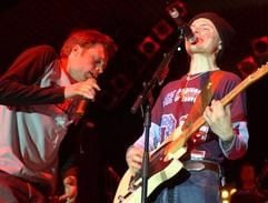 Jimmy (l.) und Paddy Kelly - hier im Dezember 2002 bei einem Konzert in Oer-Erkenschwick (Foto: dpa)