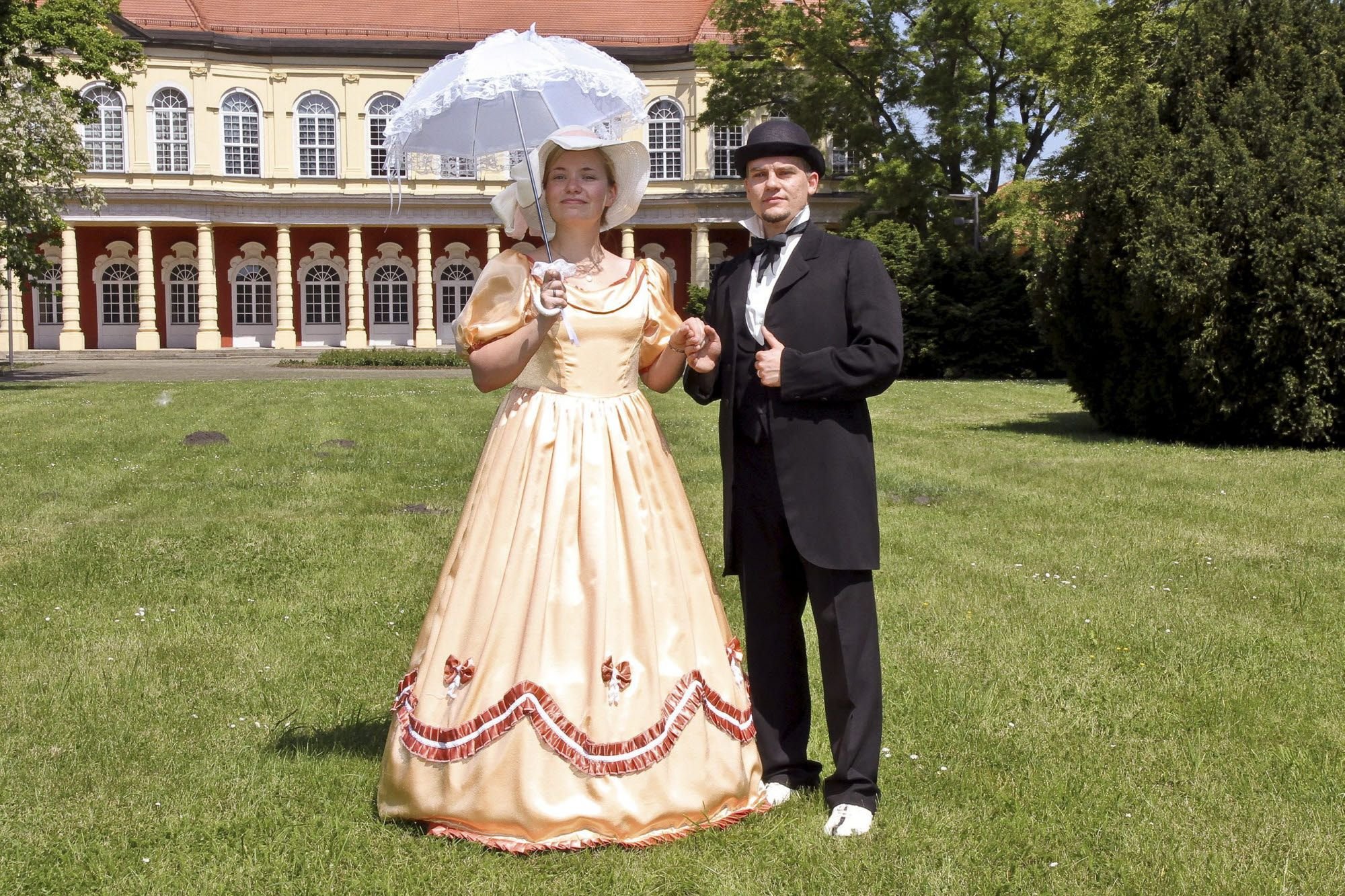 Nicht ganz stilecht, weil Biedermeier und nicht Barock, aber so ist es zum großen Gartenfest auch gewünscht: Jeder darf das Kostüm, das Ballkleid, den Anzug tragen, in dem er sich wohlfühlt.