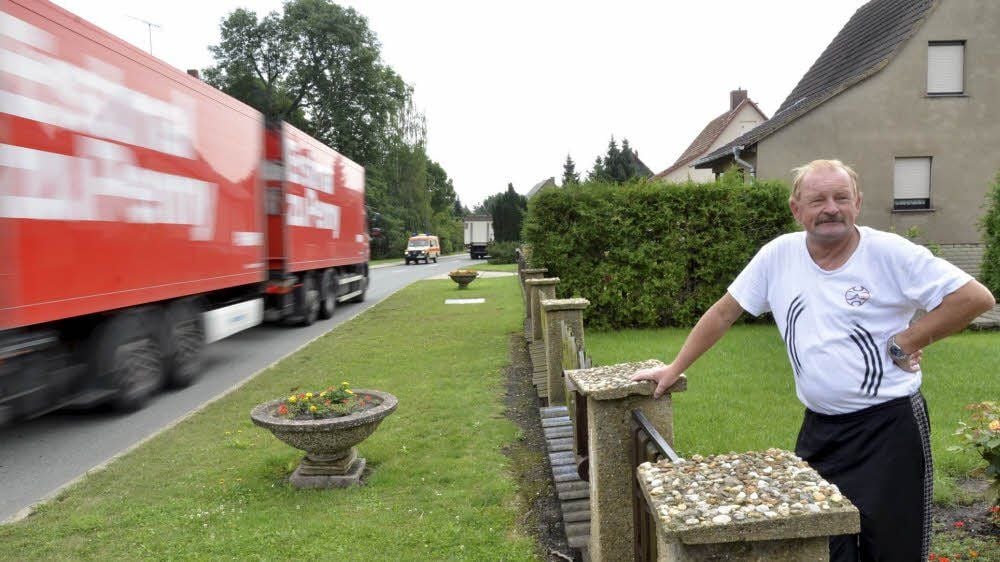 Uwe Beutner wohnt an der Ortsdurchfahrt von Nonnewitz. Nun muss er für 14 Tage mit deutlich mehr Verkehr vor der Haustür leben.