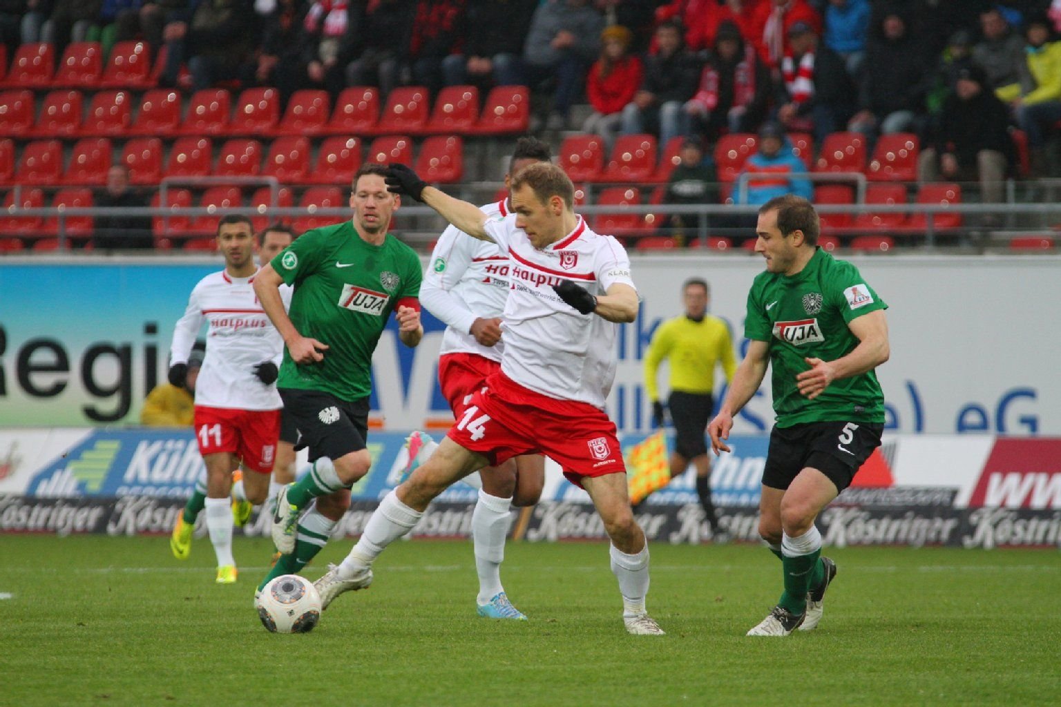 Timo Furuholm und Patrick Kirsch im Zweikampf.