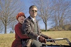 Journalistin Lexie Littleton (Renee Zellweger) und Teamchef Dodge Connolly (George Clooney) in einer Szene des Kinofilms «Ein verlockendes Spiel». Im Jahre 1925 ist Football nur in Collegekreisen populär, das ändert sich allerdings als der Kriegsheld Carter Rutherford von Jimmy 'Dodge' Connolly für sein Team verpflichtet wird. (Foto: dpa)