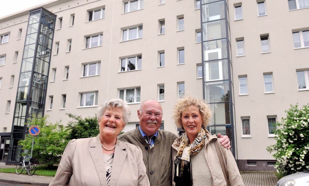 Renate und Dietmar Steudel waren zusammen mit Tochter Constanze (von links) die allerersten Mieter in Neustadt - in diesem Haus.