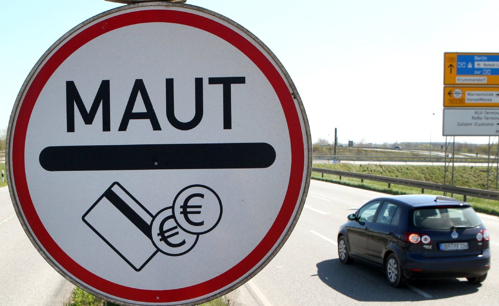 Ein Verkehrsschild steht an einer Zufahrtstraße zum mautpflichtigen Warnowtunnel in Rostock