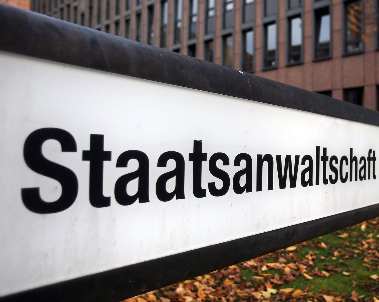 "Staatsanwaltschaft" steht auf einem Schild. Staatsanwaltschaften beklagen Notstand bei Ermittlungen.