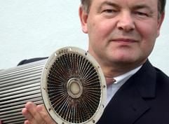 Hermann-Josef Schulte zeigt am Dienstag (16.09.2003) in Menden einen Partikelfilter, der die Ruß-Emmissionen aus Diesel-Auspuffen auf Null reduziert. Der 56-jährige Inhaber der Firma HJS erhält neben dem Karlsruher Physiker Claus Mattheck den Deutschen Umweltpreis 2003. (Foto: dpa)