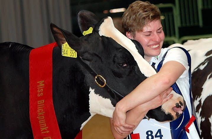 Die zweitplatzierte Jungzüchterin Nina Franzisky mit „Princess“ der „Miss Blickpunkt Rind 2013“