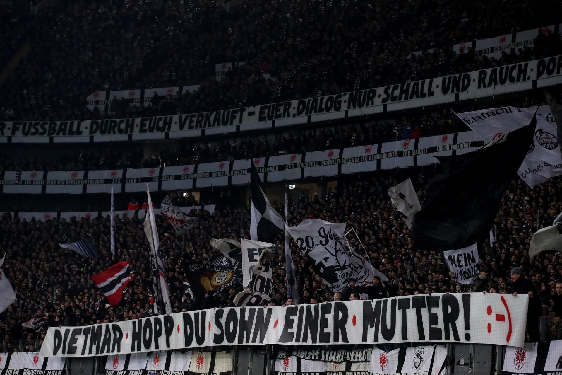 Ein Plakat im Fanblock