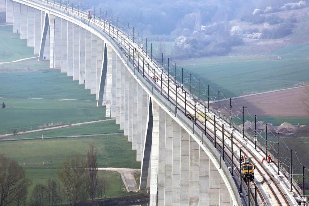 Die Unstruttalbrücke bei Karsdorf (Burgenlandkreis) gehört zu den größten Bauwerken der ICE-Neubaustrecke Nürnberg-Erfurt-Halle.
