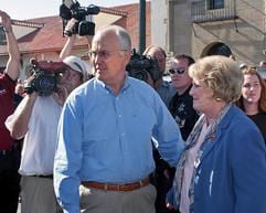 Medienschlacht ums politische Leben verloren: US-Senator Larry Craigmit seiner Ehefrau. (Foto: dpa)