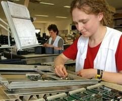 Mitarbeiterinnen in der Produktionsstätte der Funkwerk AG im thüringischen Kölleda. (Archivfoto: dpa)