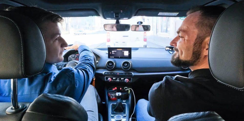 MZ-Reporter Oliver Müller-Lorey (li.) hat bei Fahrlehrer Marco Rauchhaupt noch einmal eine Führerscheinprüfung absolviert.