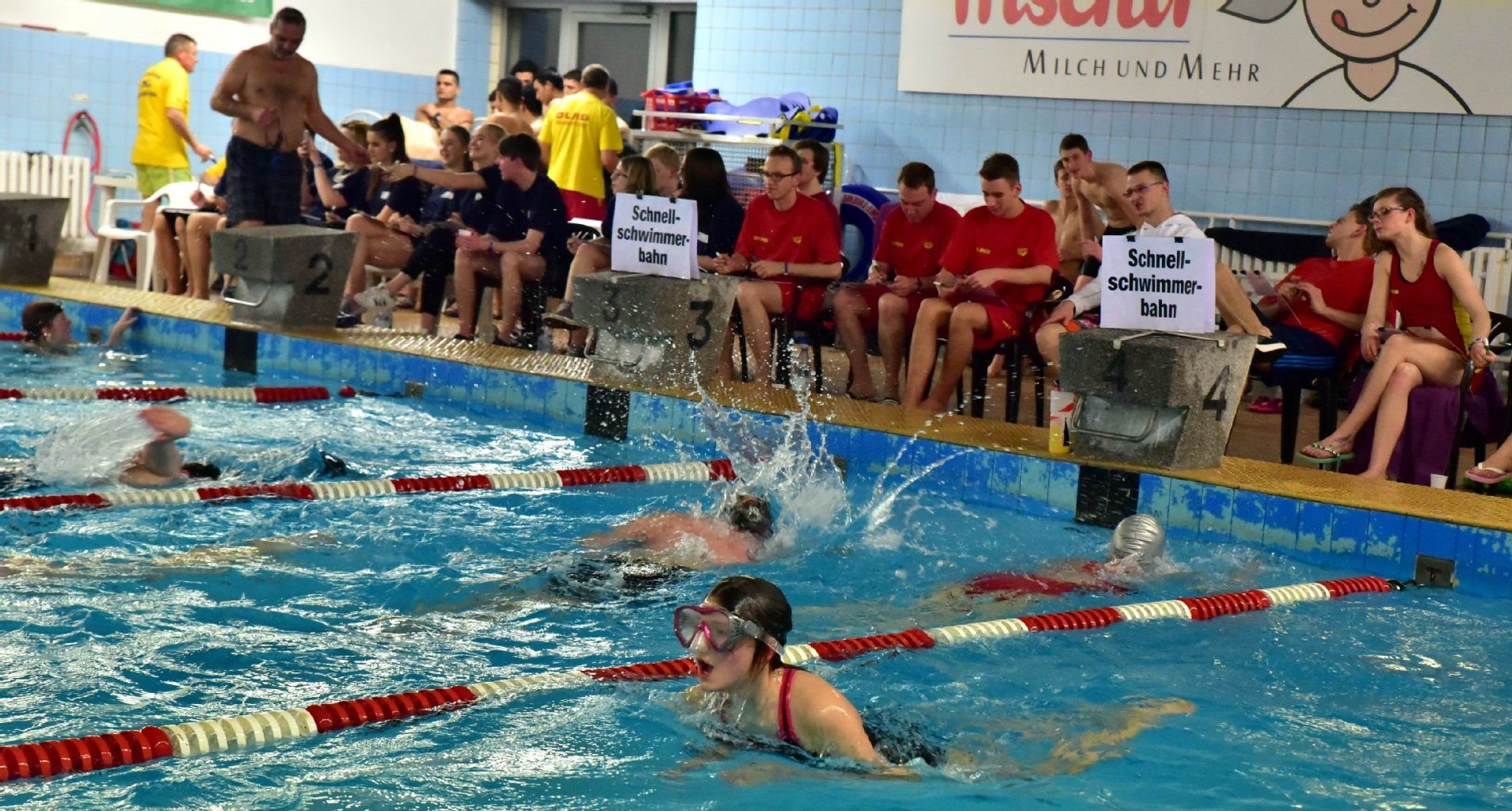 Mehr als 150 Schwimmer waren beim Nachtschwimmen in Weißenfels dabei.