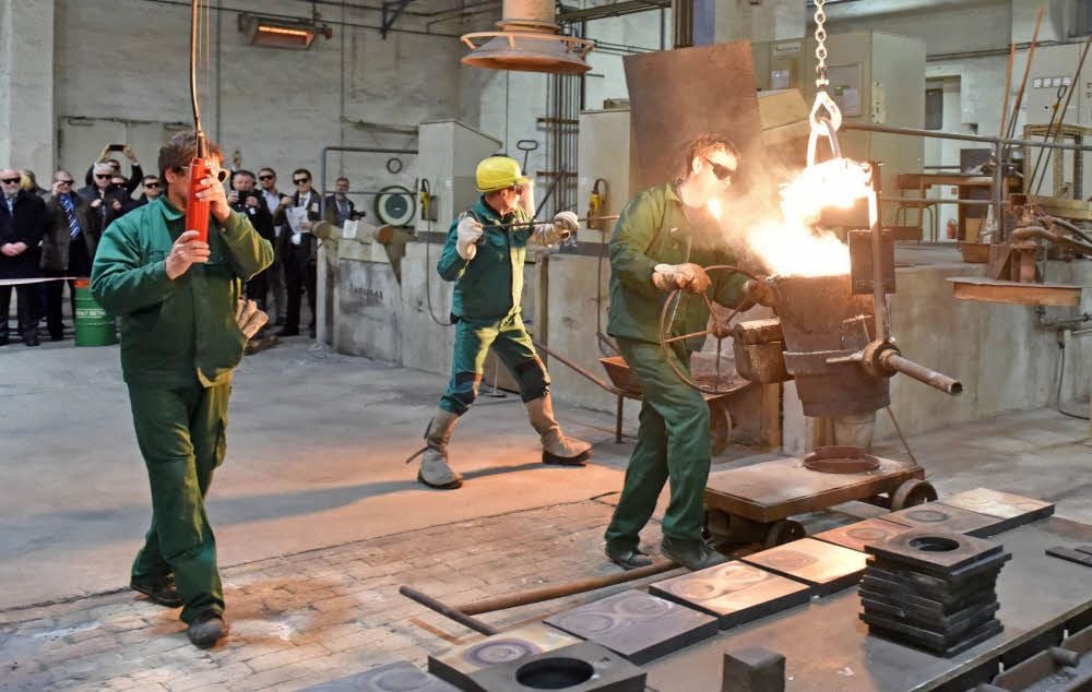 Hier wird der Gießvorgang vorbereitet. Das Material kommt mit 1.750 Grad aus dem Ofen und fließt dann in die Gießform.