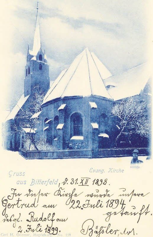 1899 stand die St. Antoniuskirche in Bitterfeld noch. Erst 1905 wurde sie abgebrochen und an ihrer Stelle bis 1910 die heutige Stadtkirche erbaut. Damals wurden die Grüße auf die Motivseite der Karten geschrieben.