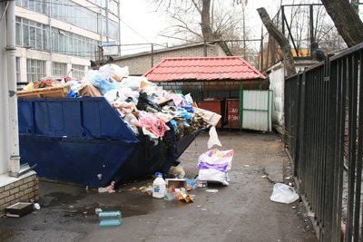 Ein mit Hausmüll überquillender Container in einem Hinterhof in Moskau. Moskau ist mit über zehn Millionen Einwohnern nicht nur die größte Stadt Europas. Sie ist auch ein ebenso gigantischer wie chaotischer Müllproduzent. (FOTO: DPA)