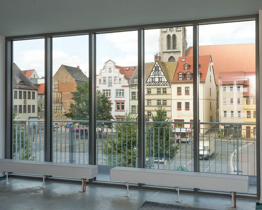 Vom neuen Konferenzraum bietet sich ein grandioser Ausblick auf den Marktplatz Merseburgs.