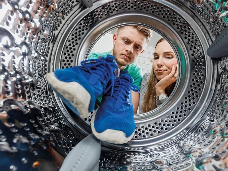 Sneaker sollten eigentlich nicht in der Waschmaschine landen. Falls sie sich aber nicht mehr anders reinigen lassen, dann nur schonende Programme wählen. Foto: IKW