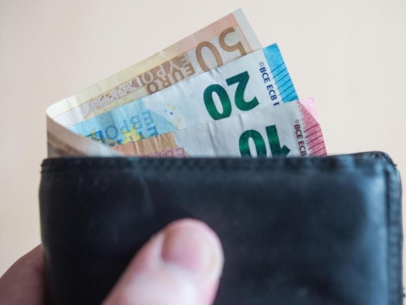 Drei Monate vor dem gewünschten Renteneintritt sollte der Antrag auf Rentenbeginn gestellt werden. Foto: Lino Mirgeler/dpa/Illustration