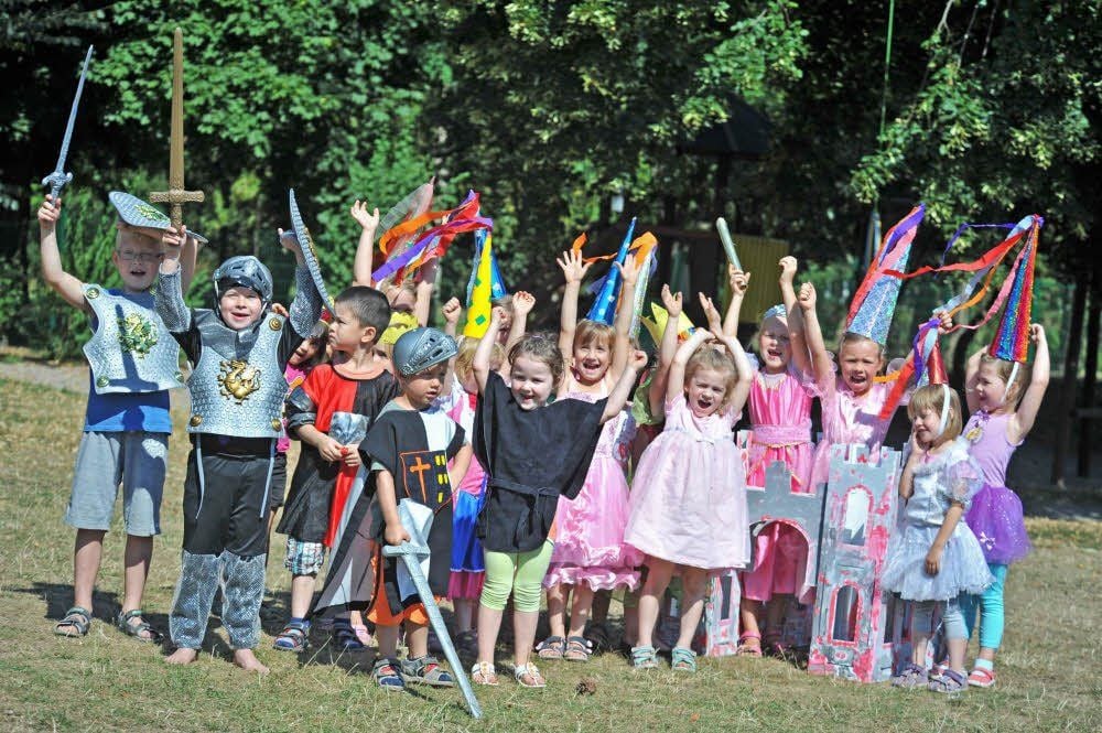 Die Mädchen und Jungen der Holzweißiger Kita „Bergmännchen“ freuen sich schon auf ihr großes Mittelalterfest. Wunderschöne Kostüme sind dafür schon entstanden.