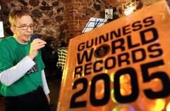 Der Hobby-Sänger Hartmut Timm singt am Dienstag (8. November 2005) in einer Gaststätte in Waren (Müritz) in Mecklenburg hinter dem aktuellen Guinness World Records Buch Schlagerhits für einen neuen Weltrekord im Dauersingen. Er will die bestehende Bestmarke von 54 Stunden, die ein Italiener hält, überbieten. (Foto: dpa)