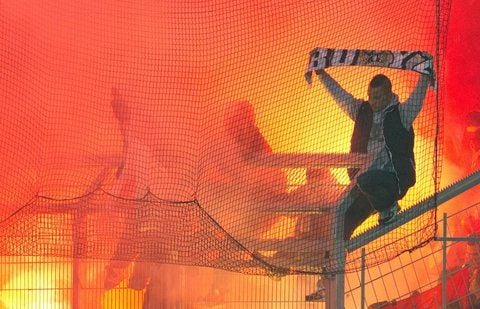 Schon in Hoffenheim negativ aufgefallen: Kölner Fans zünden bengalisches Feuer. (FOTO: DPA)