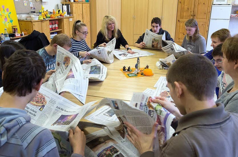 Die B2 beim Zeitungslesen mit Denise Altmann und Viola Krellig-Schmidt.