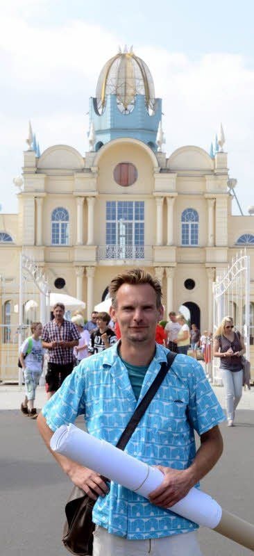 Martin Rödel vor dem „Luftschloss“, durch dessen Tor es in den Park geht.