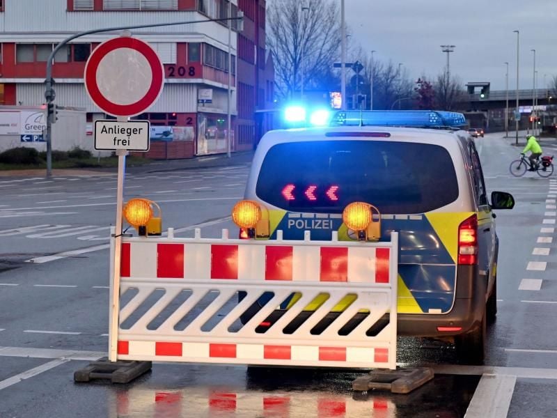 Eine Straße ist wegen der Entschärfung einer 500-Pfund-Bombe auf einem Werftgelände gesperrt. Foto: Carsten Rehder/dpa