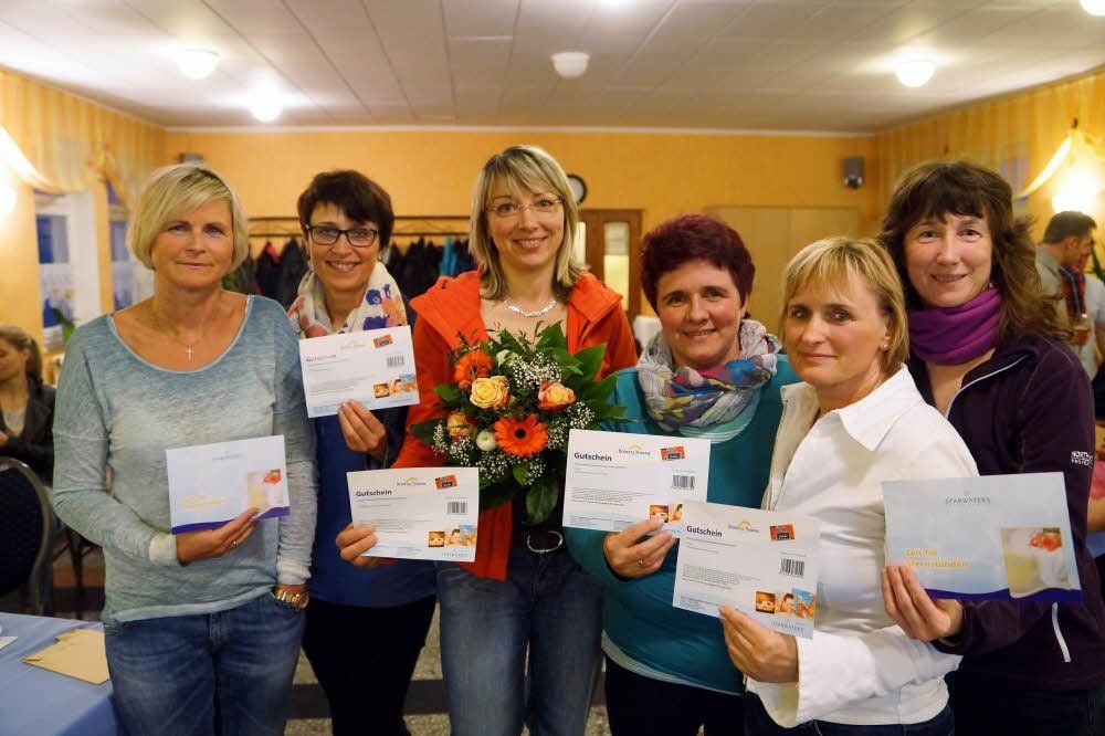 Für ihr Engagement bei den Spielen der Oberliga-Herren und weiteren Veranstaltungen bekam die zweite Damen-Mannschaft Gutscheine für einen Wellness-Tag. Sylvia Hövelmann, Katrin Kalisch, Astrid Stubbe, Uta Gustke, Kerstin Büchsel und Cordula Schwarzer (v.l.) freuten sich darüber.