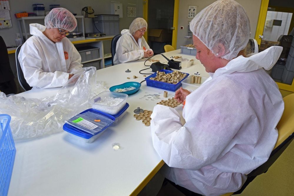 Um die Arbeitsplätze zu erhalten, arbeiten die Betreuer in den Werkstätten derzeit Aufträge ab - in kleinerem Umfang. Hier komplettieren sie Sprechventile.